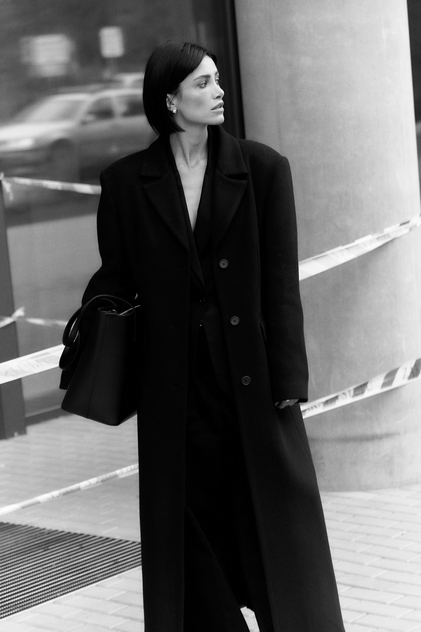 STRAIGHT FIT wool coat. Black