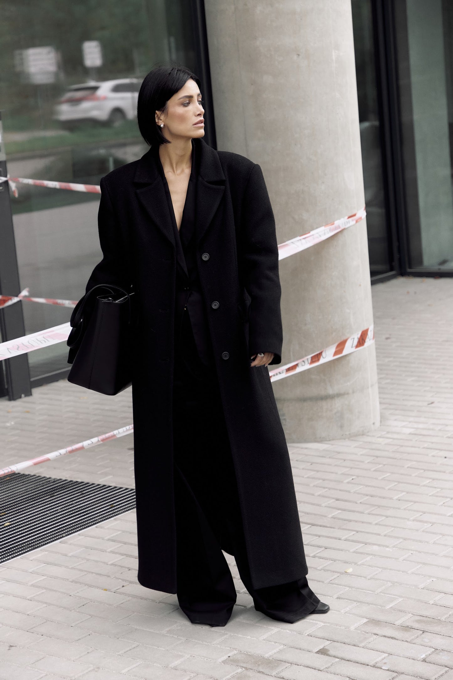 STRAIGHT FIT wool coat. Black