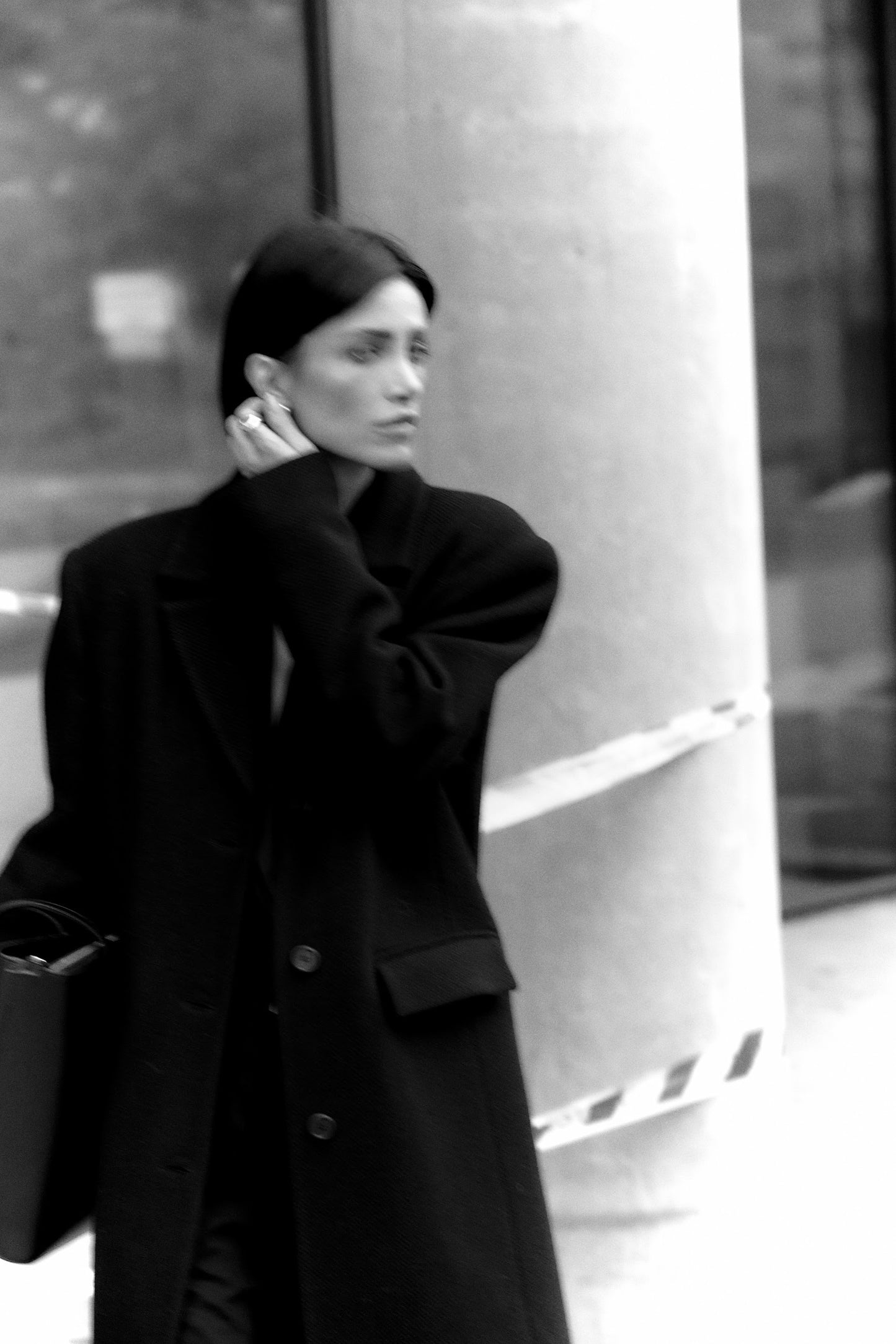 STRAIGHT FIT wool coat. Black