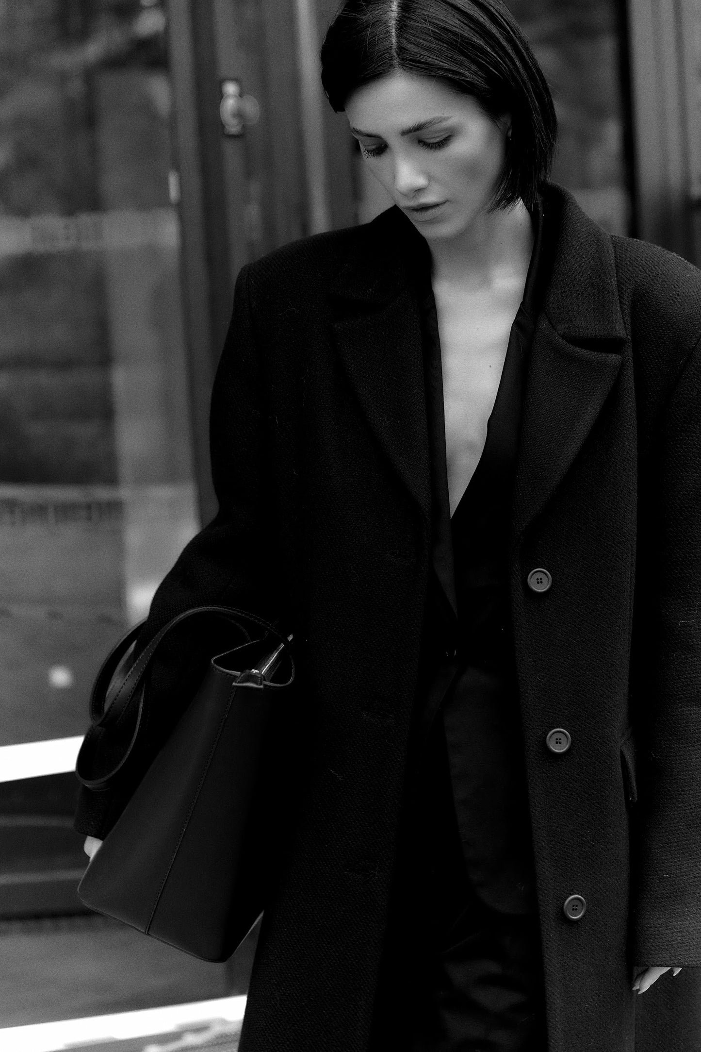 STRAIGHT FIT wool coat. Black