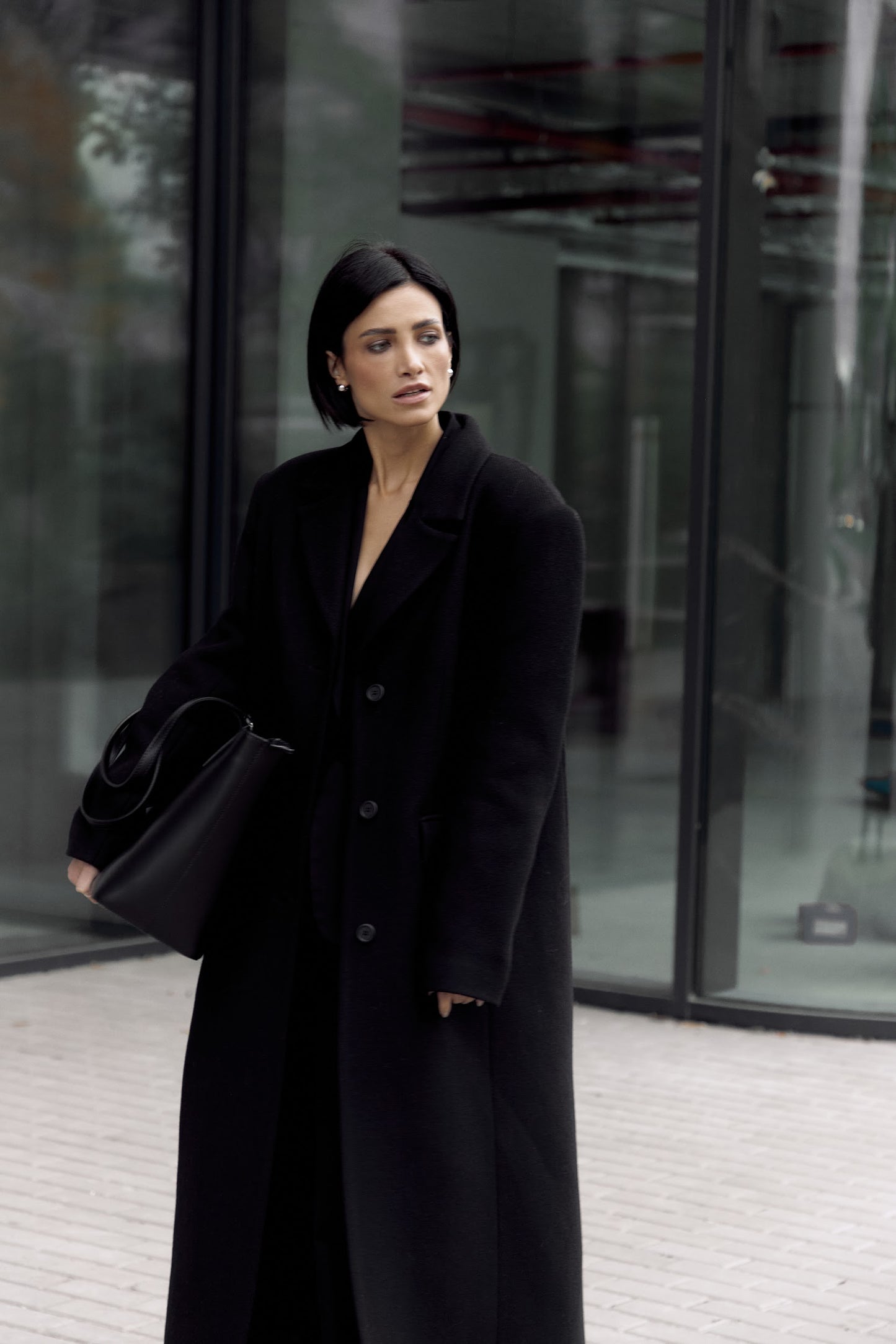 STRAIGHT FIT wool coat. Black