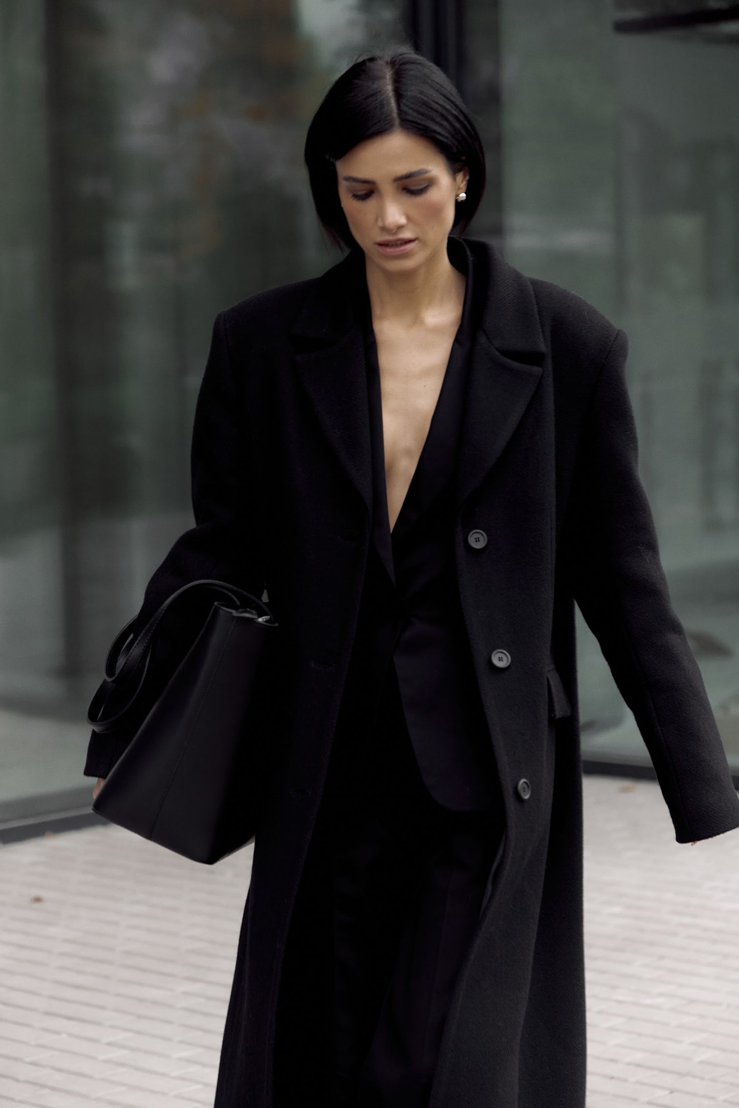 STRAIGHT FIT wool coat. Black