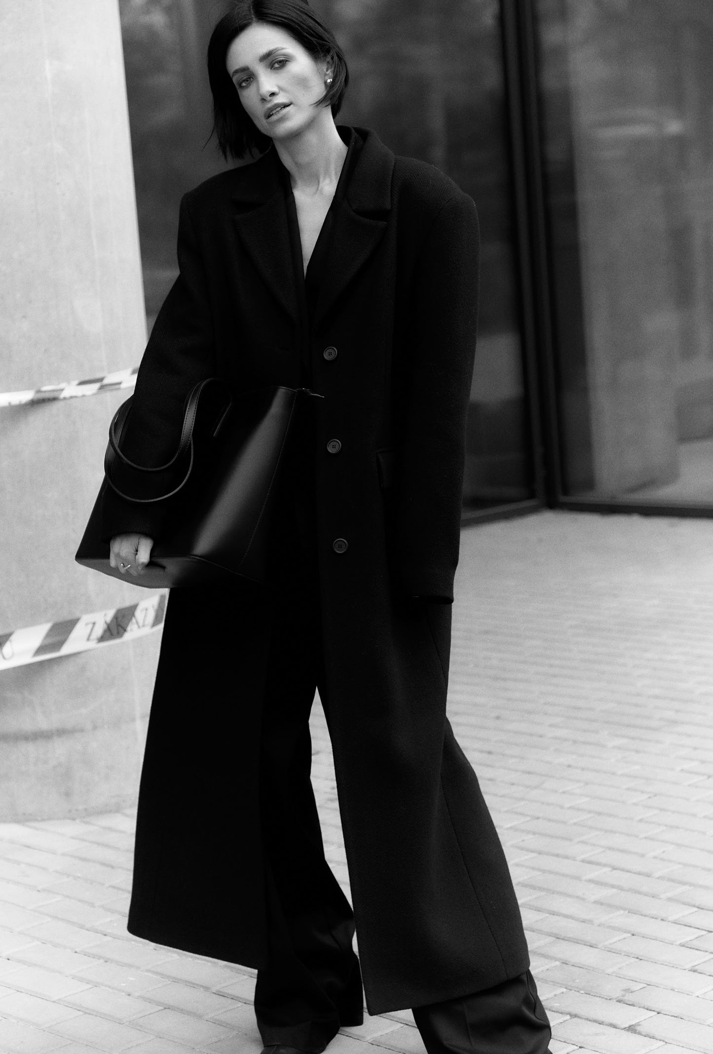 STRAIGHT FIT wool coat. Black