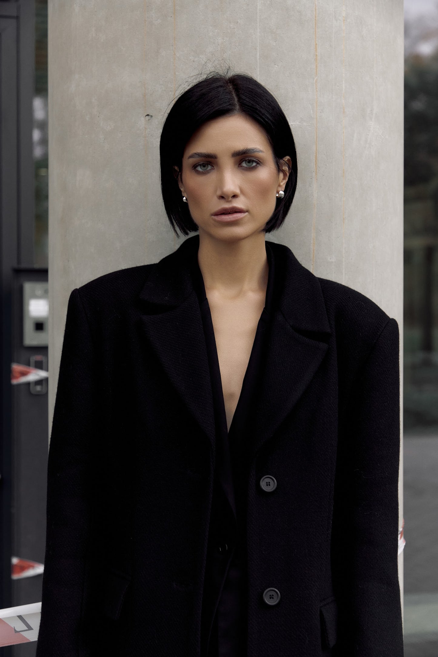 STRAIGHT FIT wool coat. Black