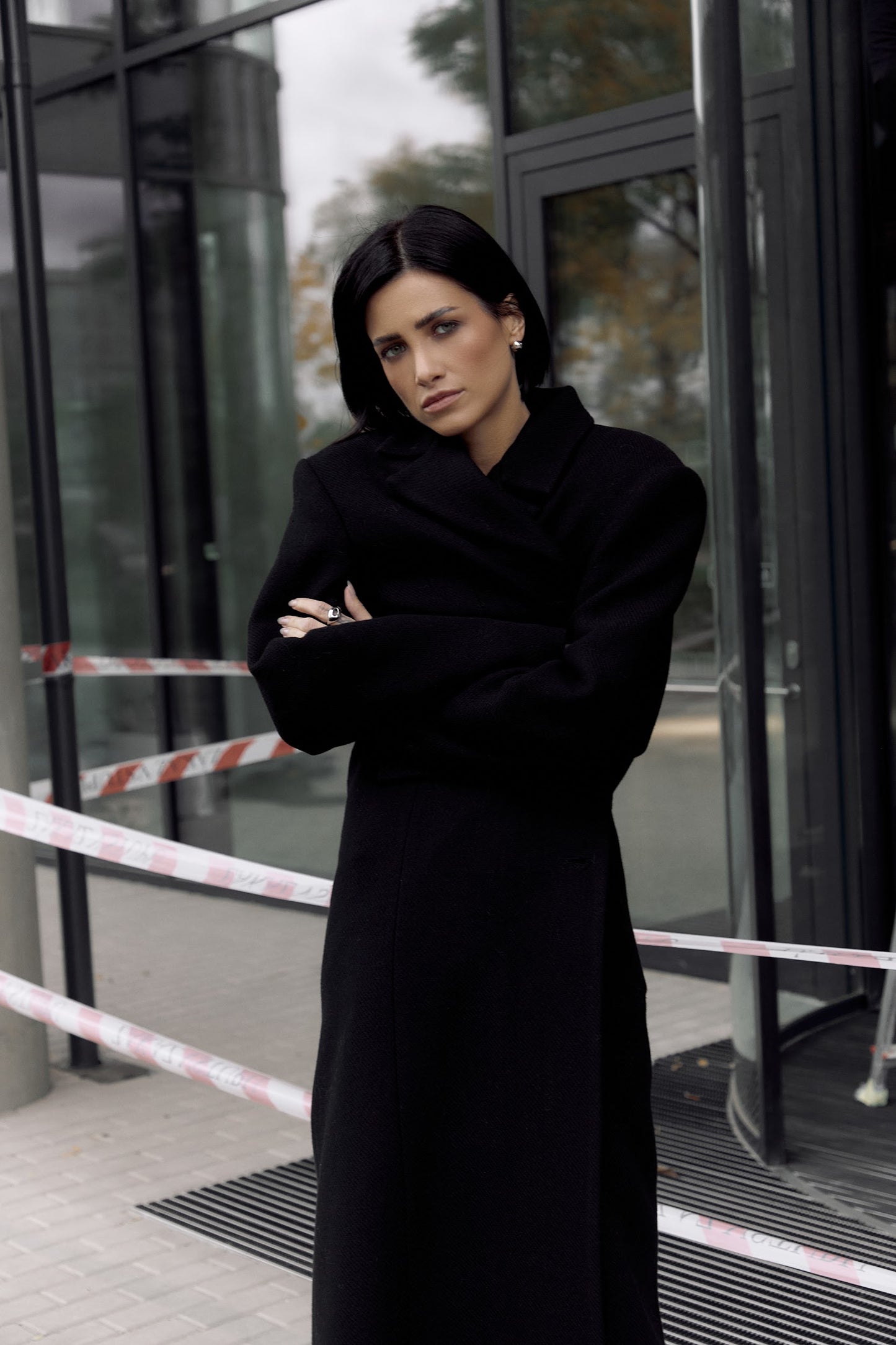 STRAIGHT FIT wool coat. Black