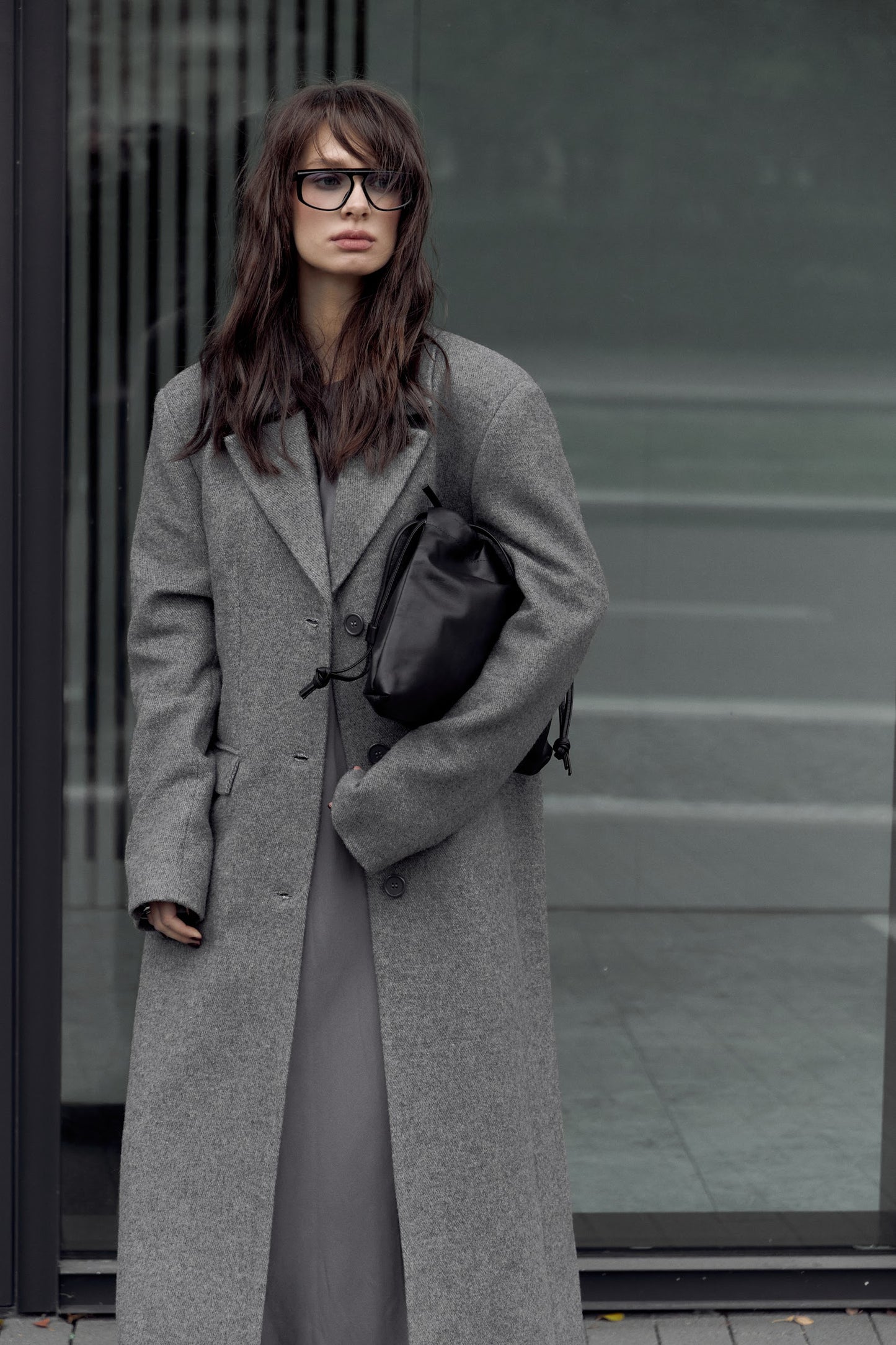 STRAIGHT FIT VLNĚNÝ KABÁT. ŠEDÝ