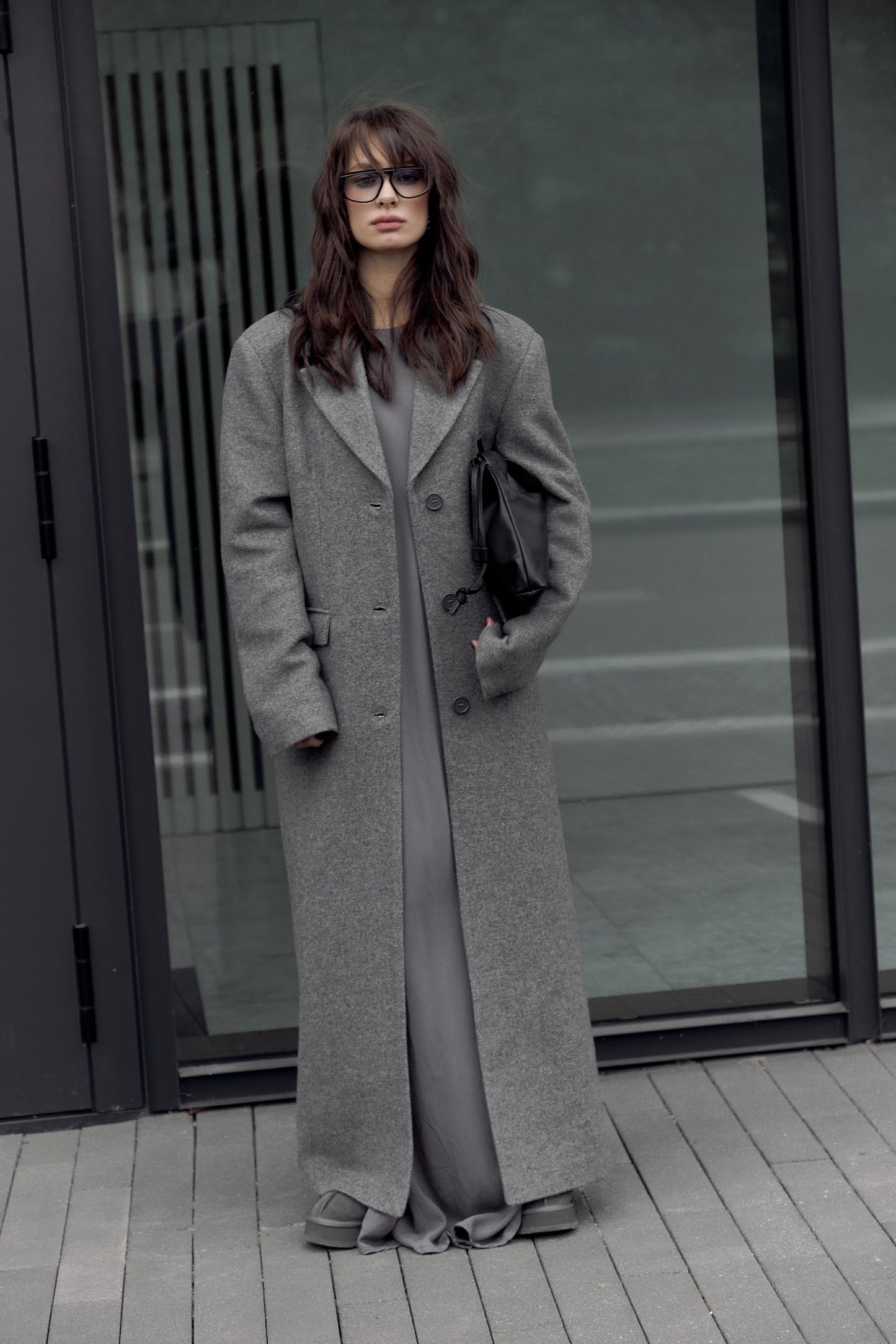 STRAIGHT FIT VLNĚNÝ KABÁT. ŠEDÝ