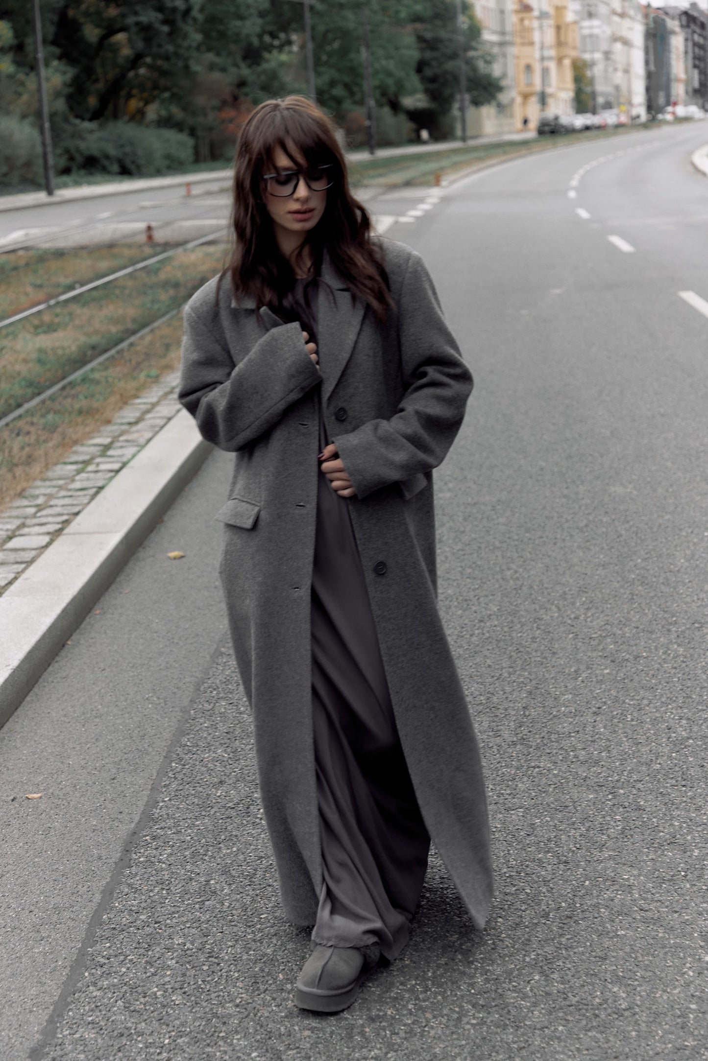 STRAIGHT FIT VLNĚNÝ KABÁT. ŠEDÝ