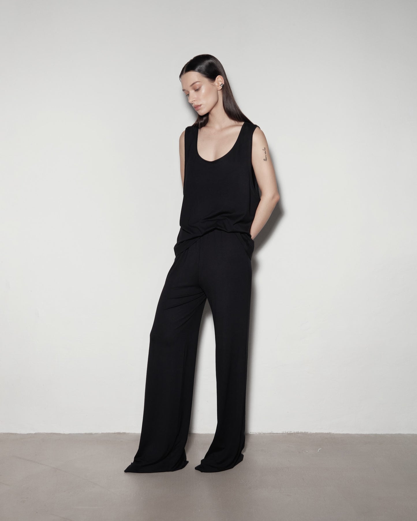 KALHOTY. Black
