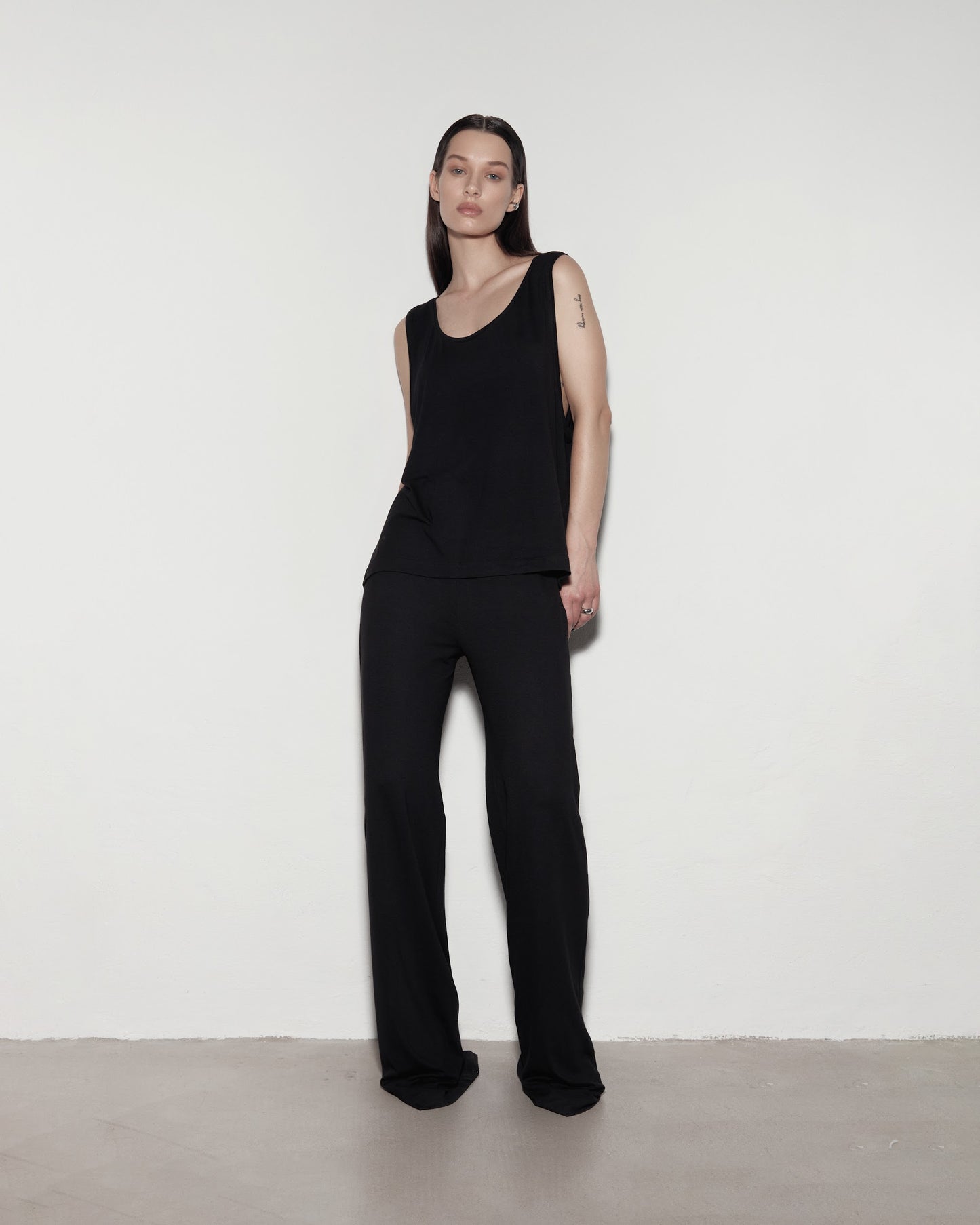 KALHOTY. Black