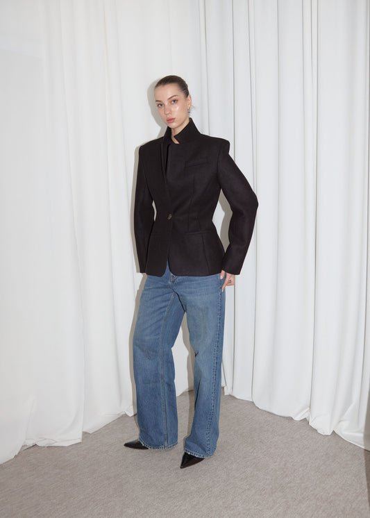 WOOL FITTED BLAZER. BLACK