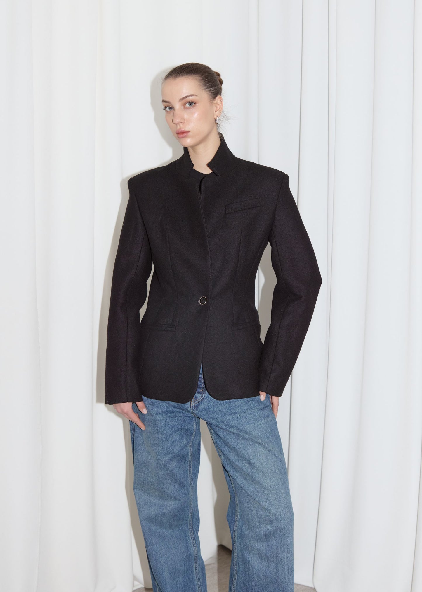 WOOL FITTED BLAZER. BLACK