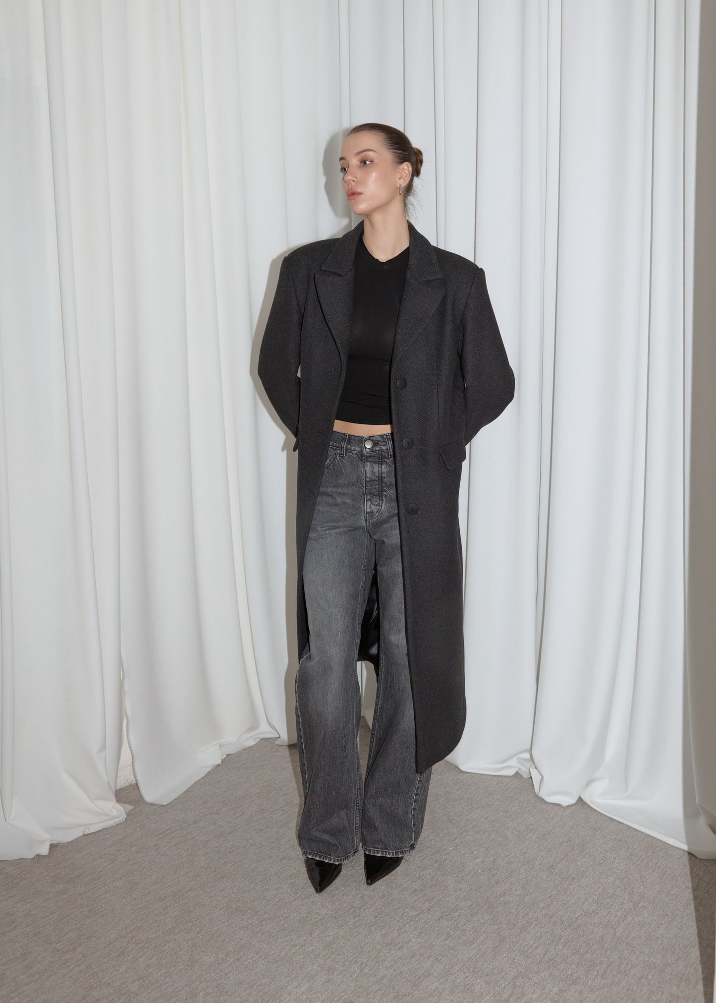 STRAIGHT FIT WOOL COAT. DARK GREY