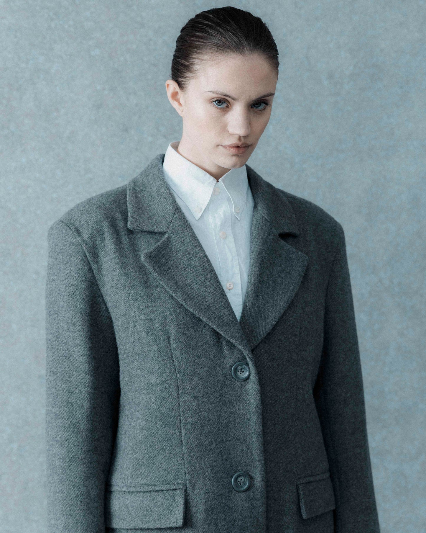 STRAIGHT FIT VLNĚNÝ KABÁT. ŠEDÝ