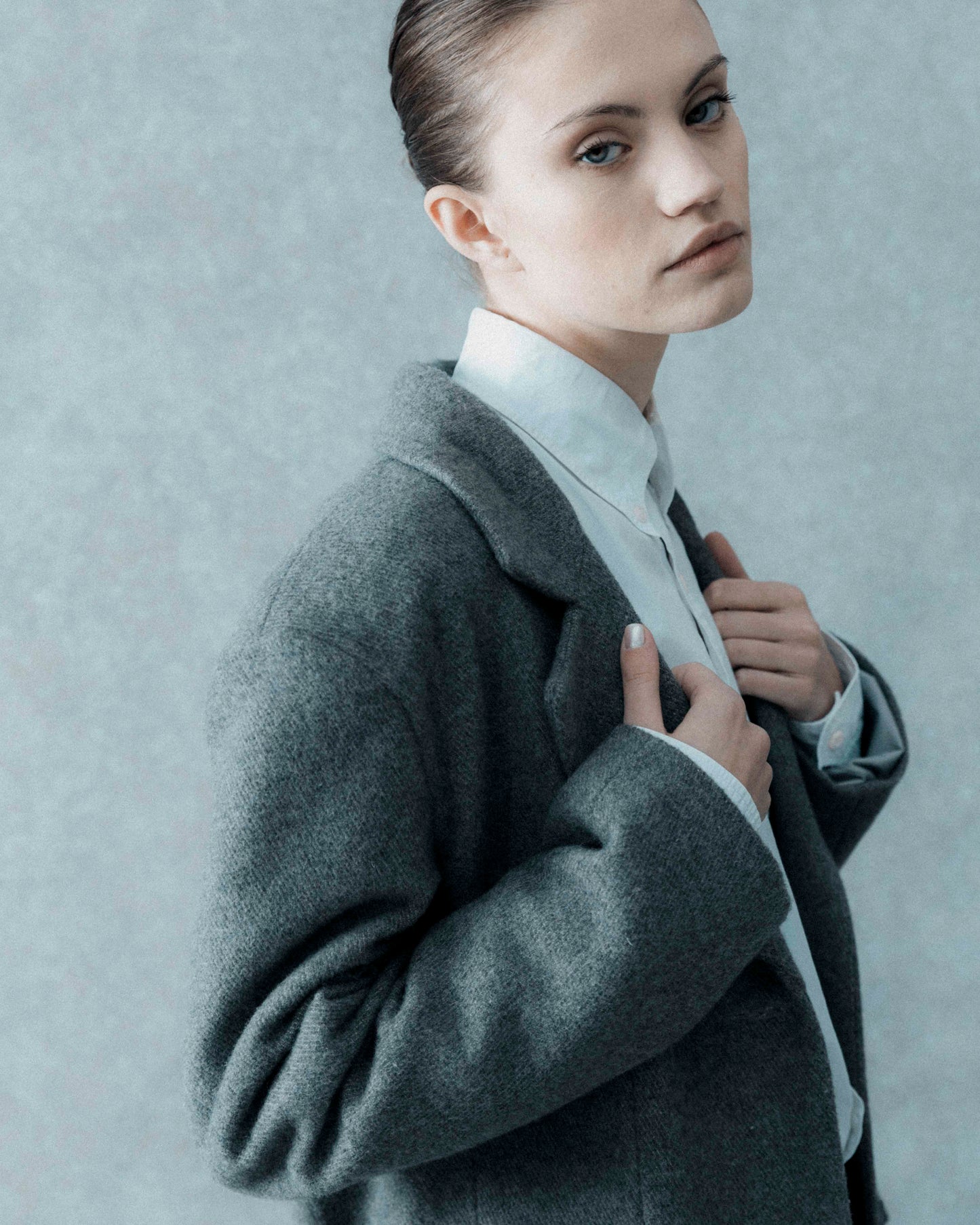 STRAIGHT FIT VLNĚNÝ KABÁT. ŠEDÝ