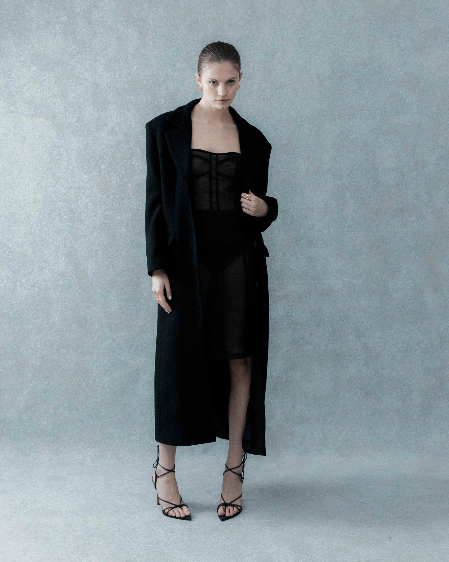 STRAIGHT FIT wool coat. Black