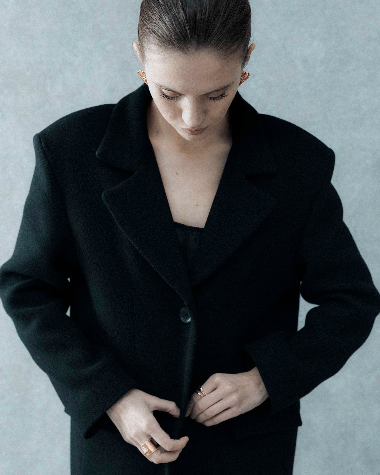 STRAIGHT FIT wool coat. Black