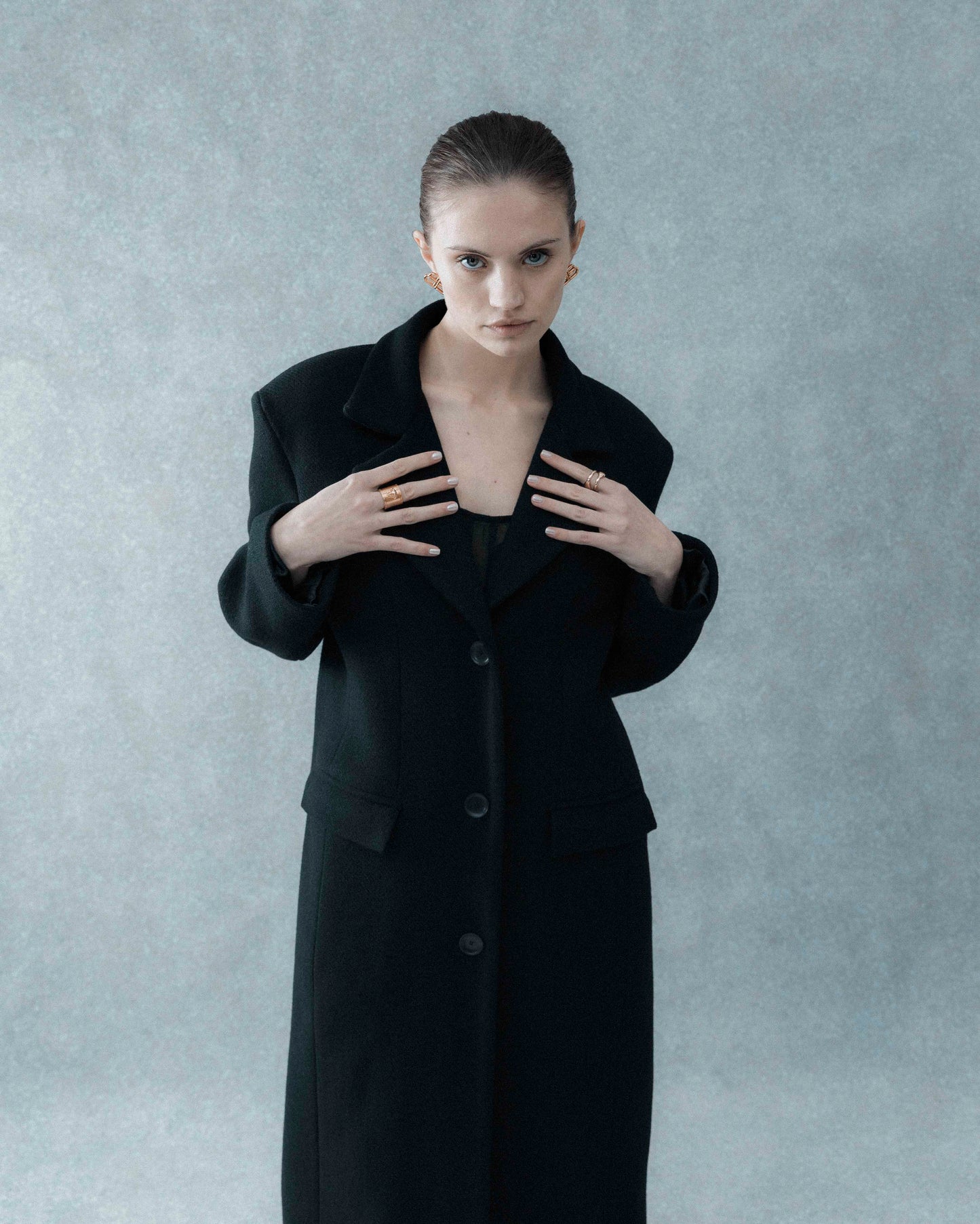 STRAIGHT FIT wool coat. Black