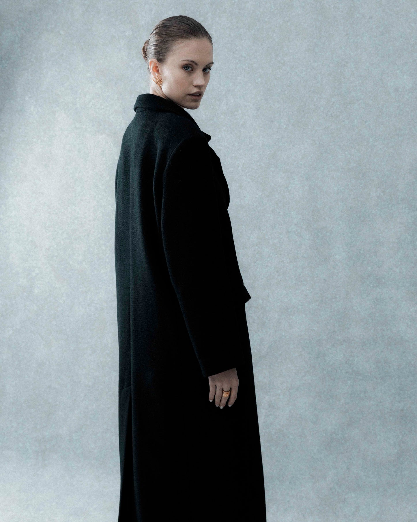 STRAIGHT FIT wool coat. Black