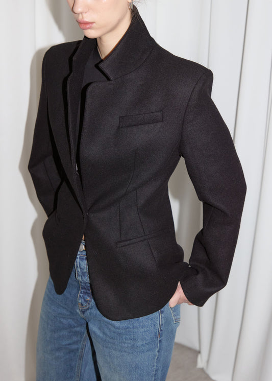 WOOL FITTED BLAZER. BLACK