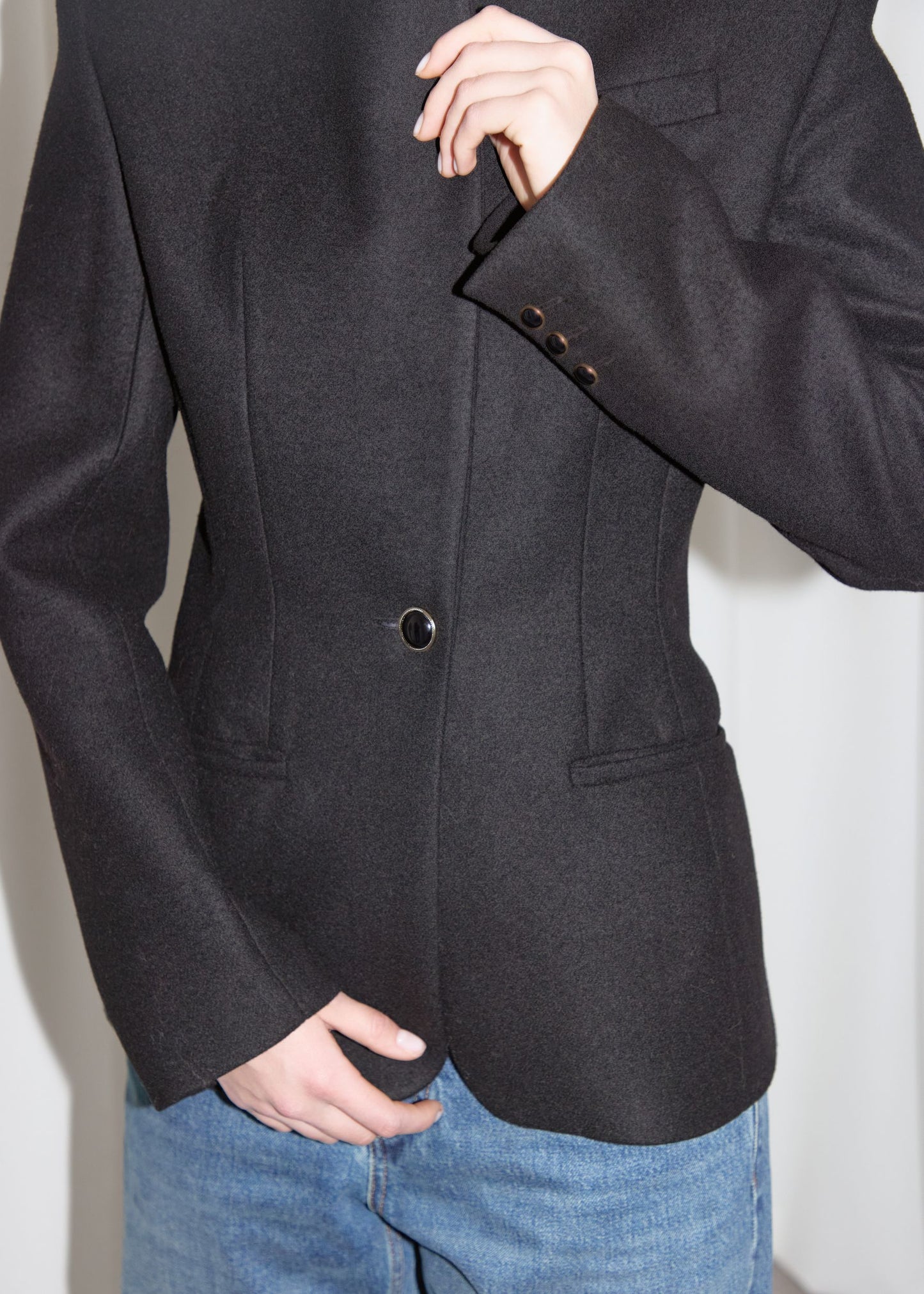 WOOL FITTED BLAZER. BLACK