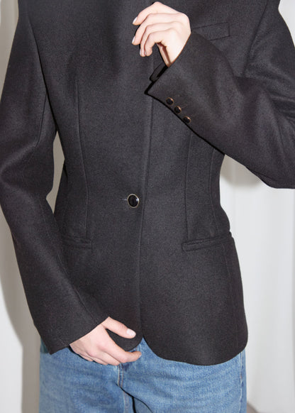 WOOL FITTED BLAZER. BLACK