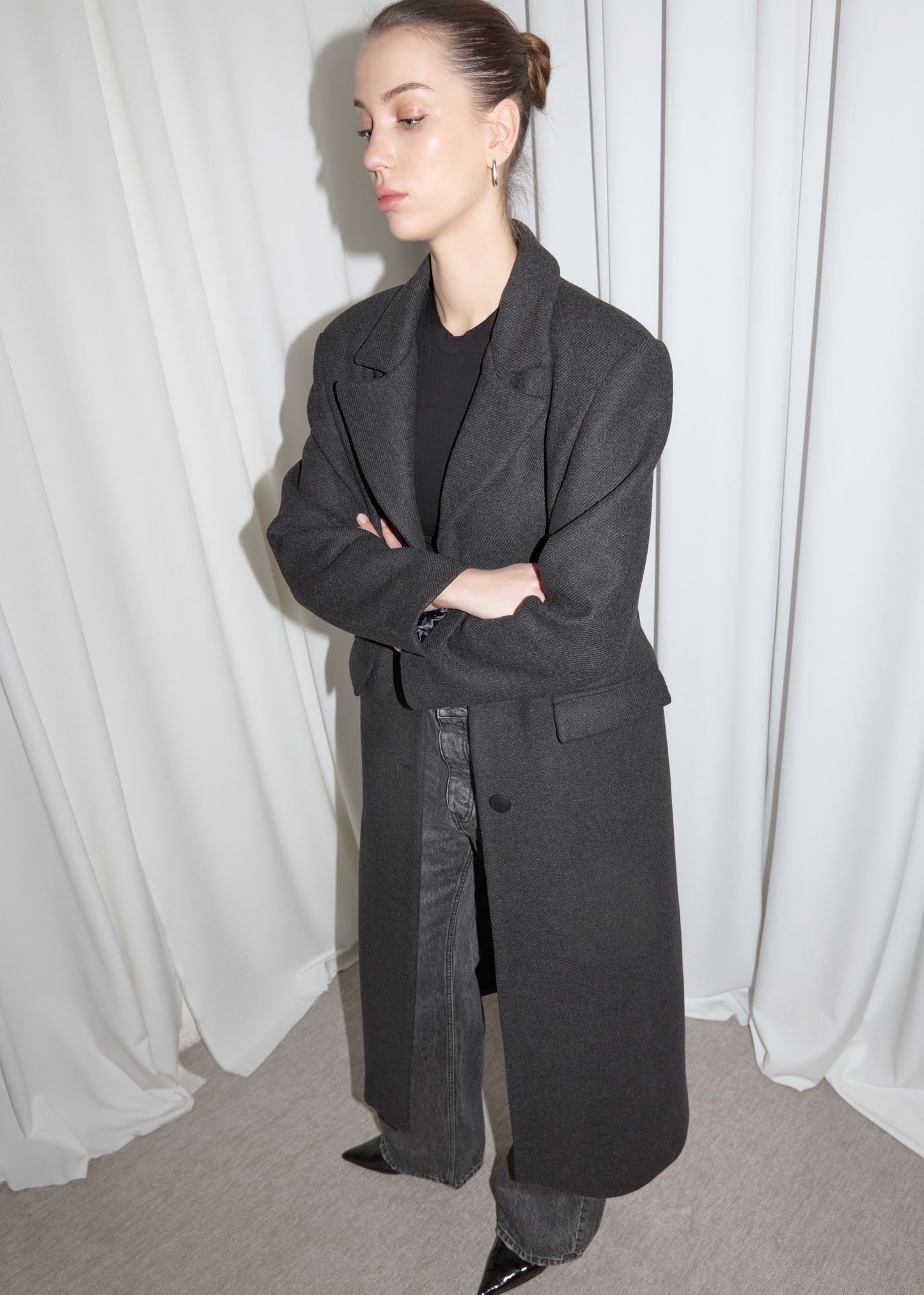 STRAIGHT FIT WOOL COAT. DARK GREY