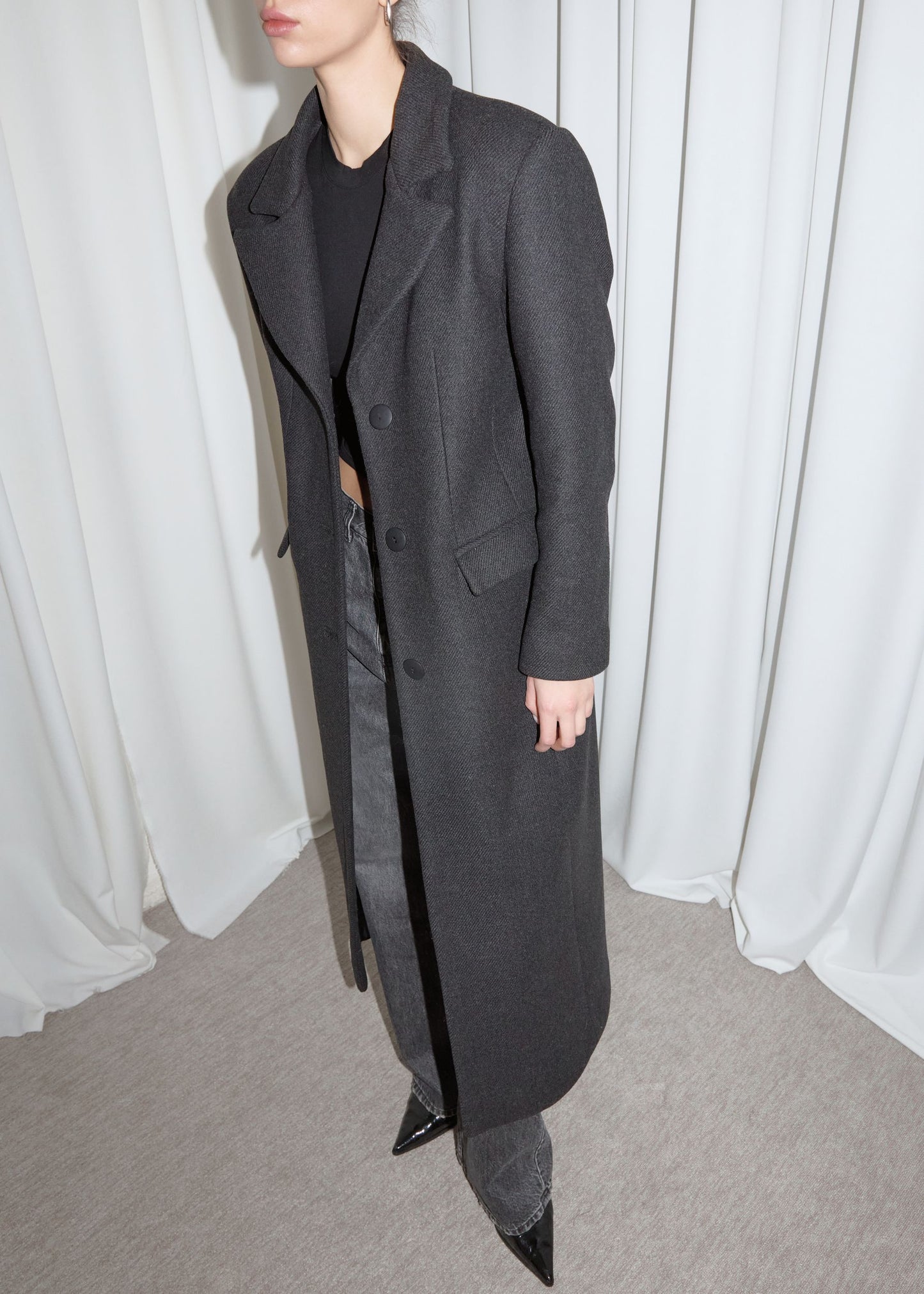 STRAIGHT FIT WOOL COAT. DARK GREY