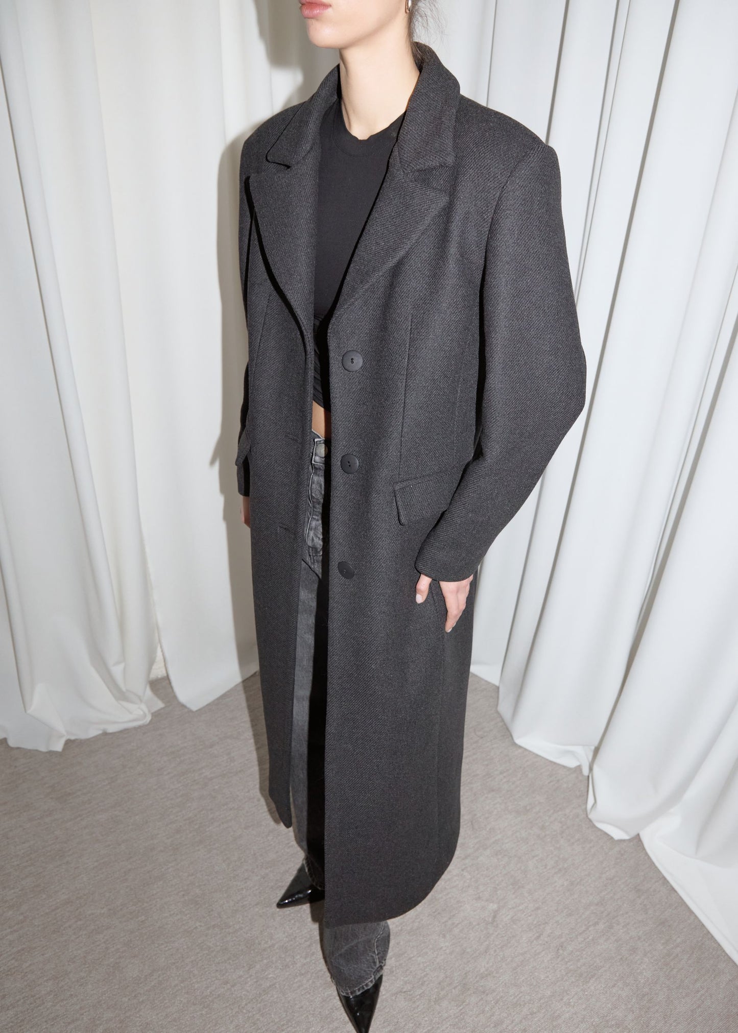 STRAIGHT FIT WOOL COAT. DARK GREY