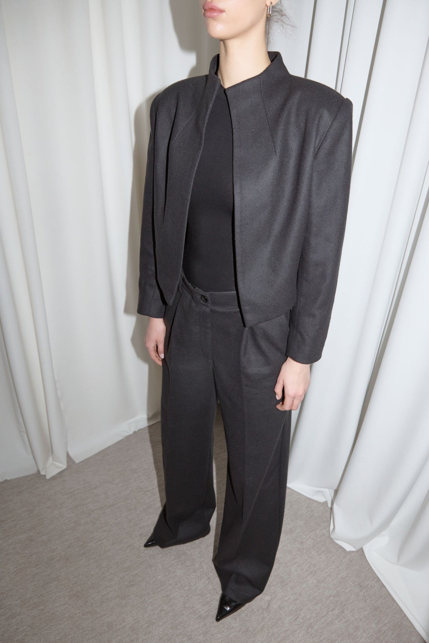 CANONIQUE JACKET X WOOL PANTS. BLACK