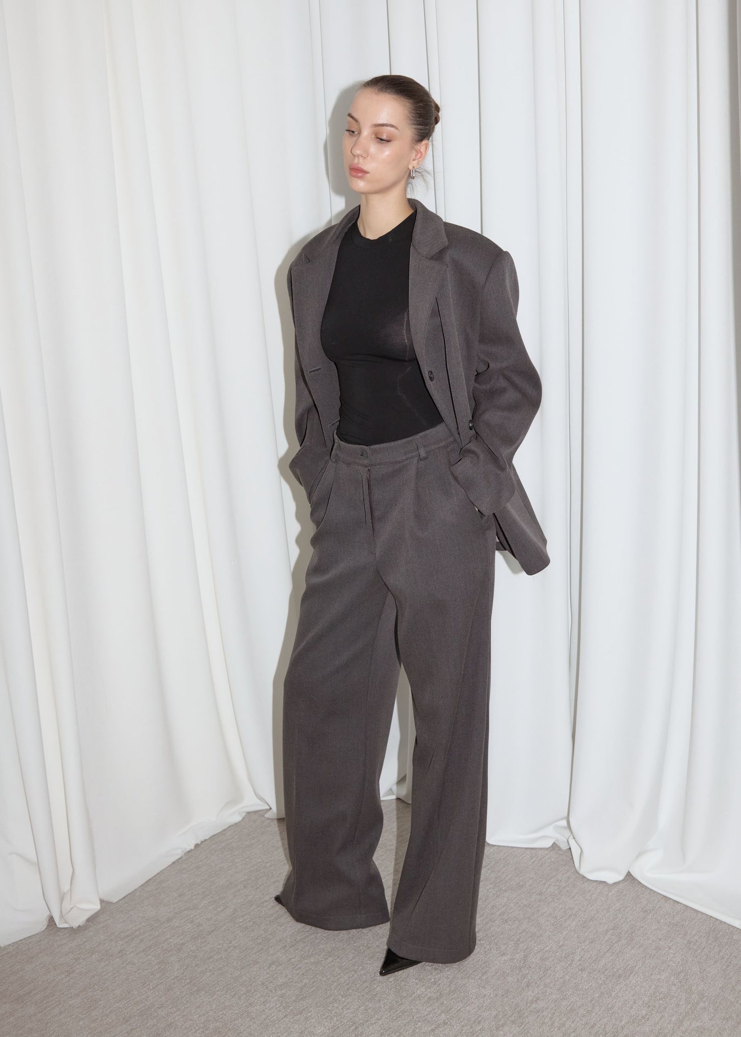 LIMITED BLAZER & PANTS. GREY