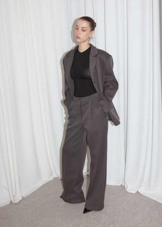 LIMITED BLAZER & PANTS. GREY