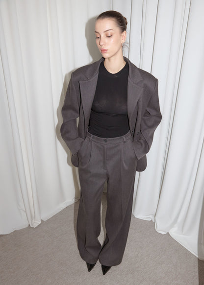 LIMITED BLAZER & PANTS. GREY