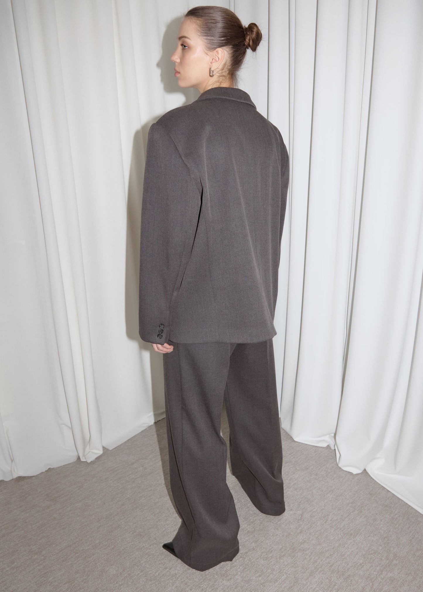 LIMITED BLAZER & PANTS. GREY