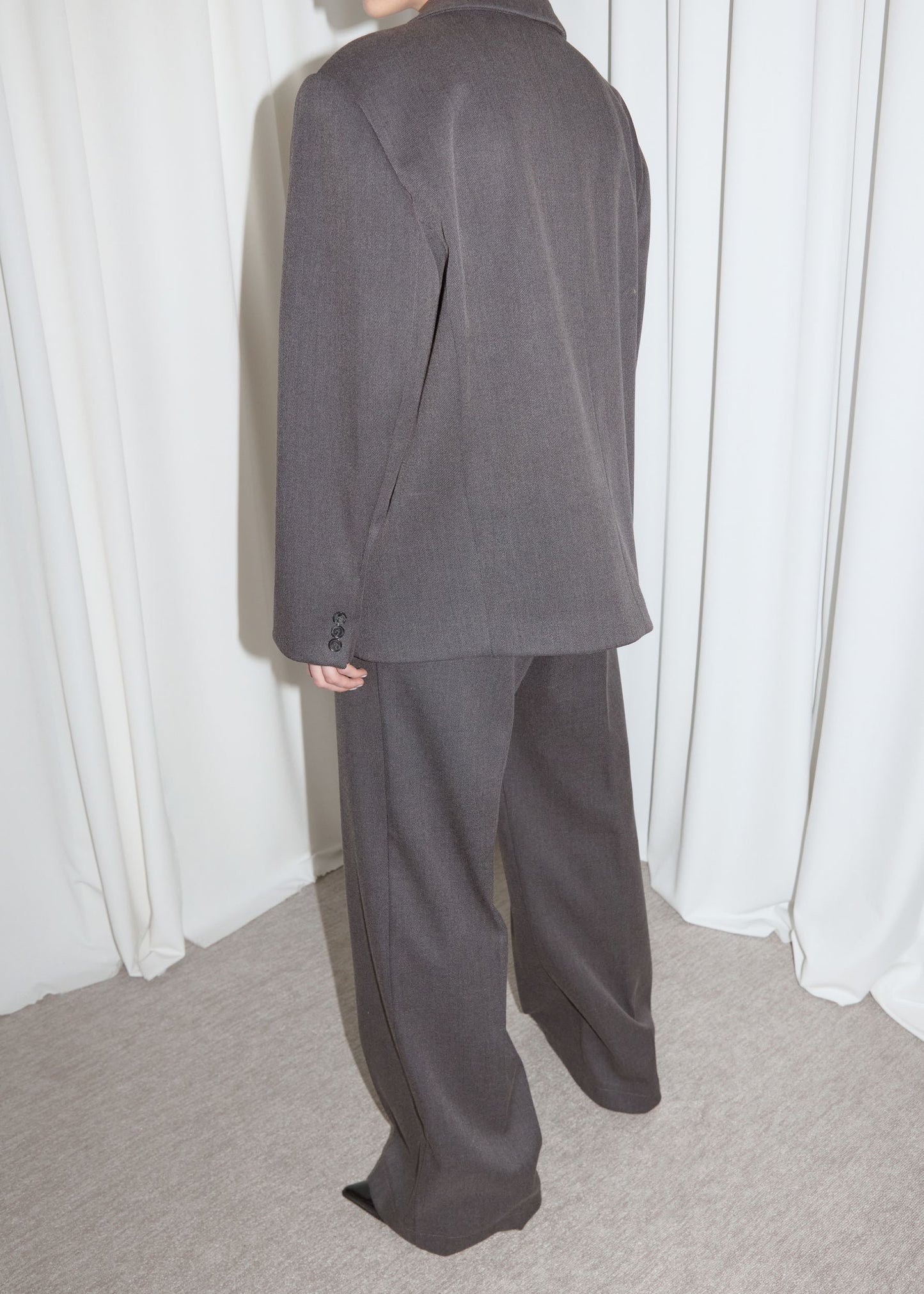 LIMITED BLAZER & PANTS. GREY