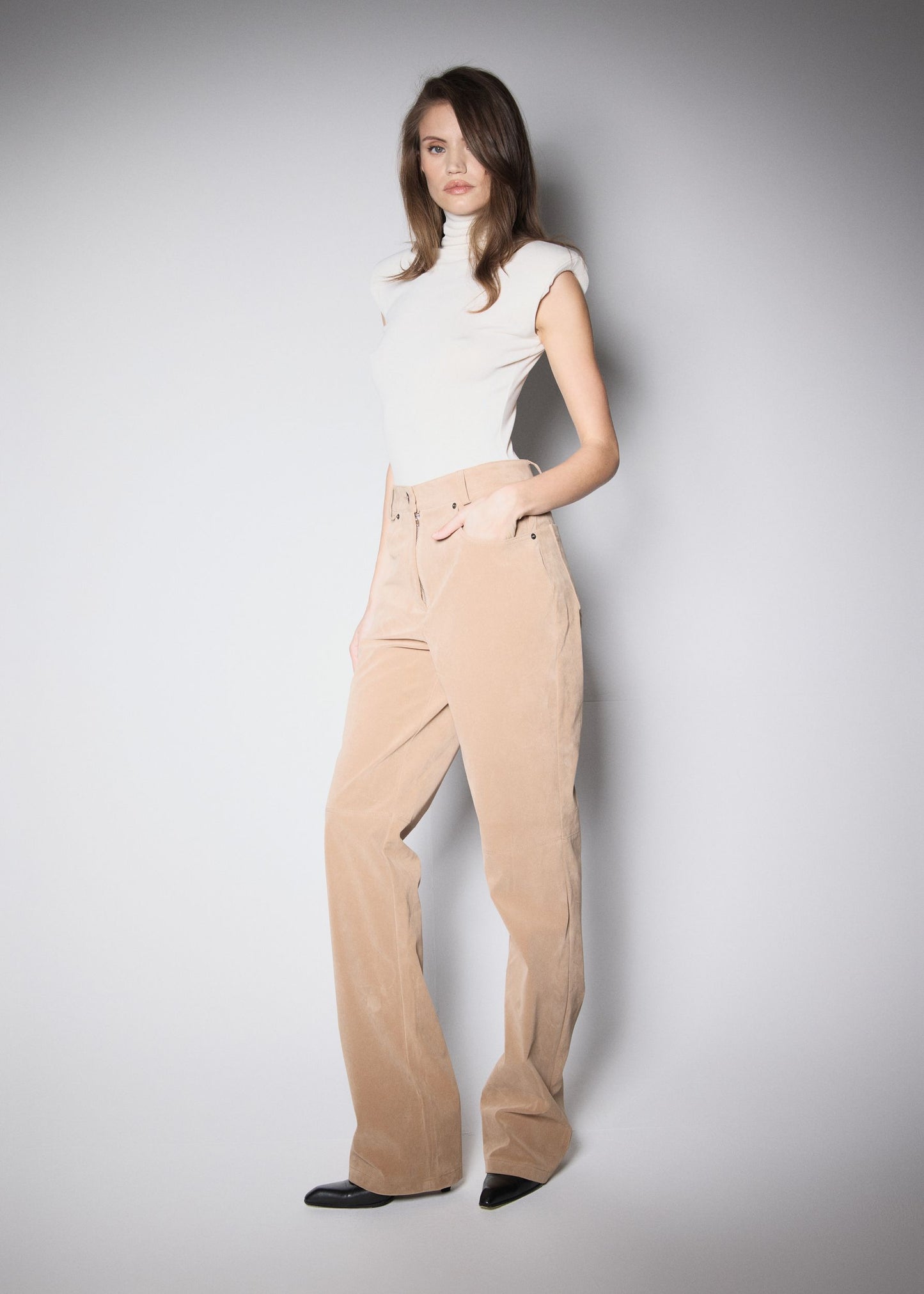 90’S TROUSERS. BEIGE VEGAN SUIDE