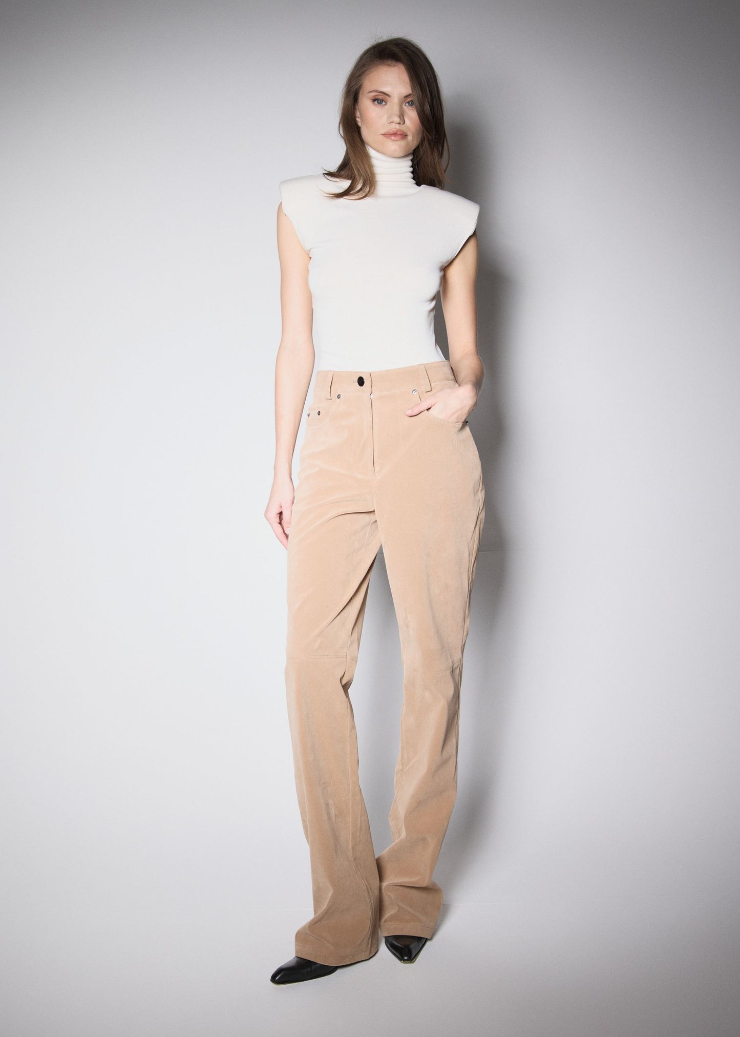 90’S TROUSERS. BEIGE VEGAN SUIDE