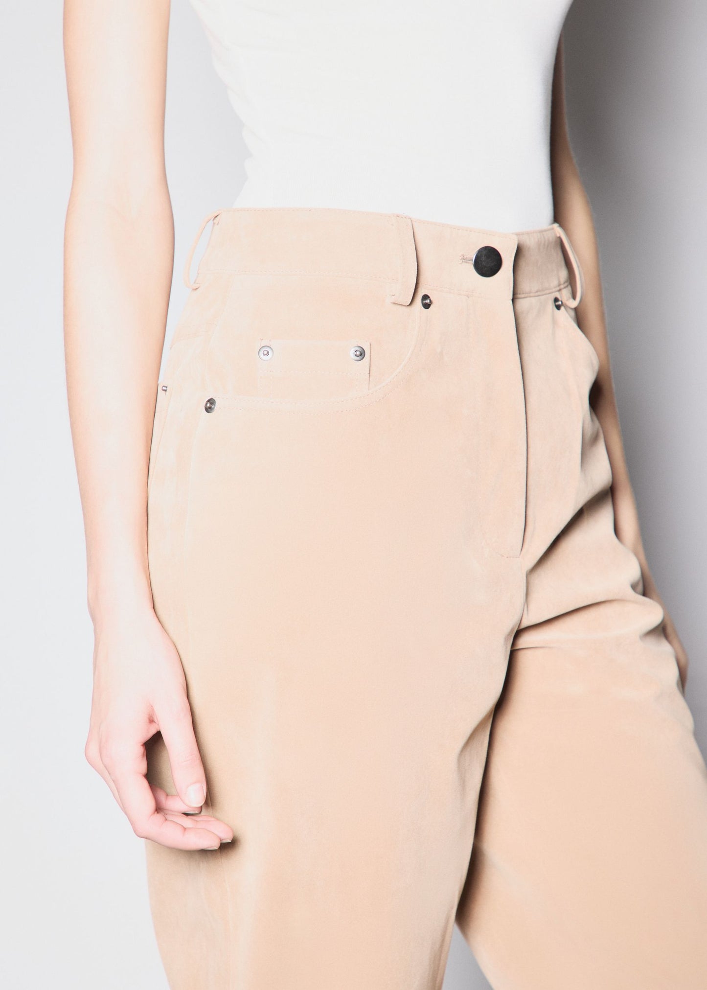 90’S TROUSERS. BEIGE VEGAN SUIDE