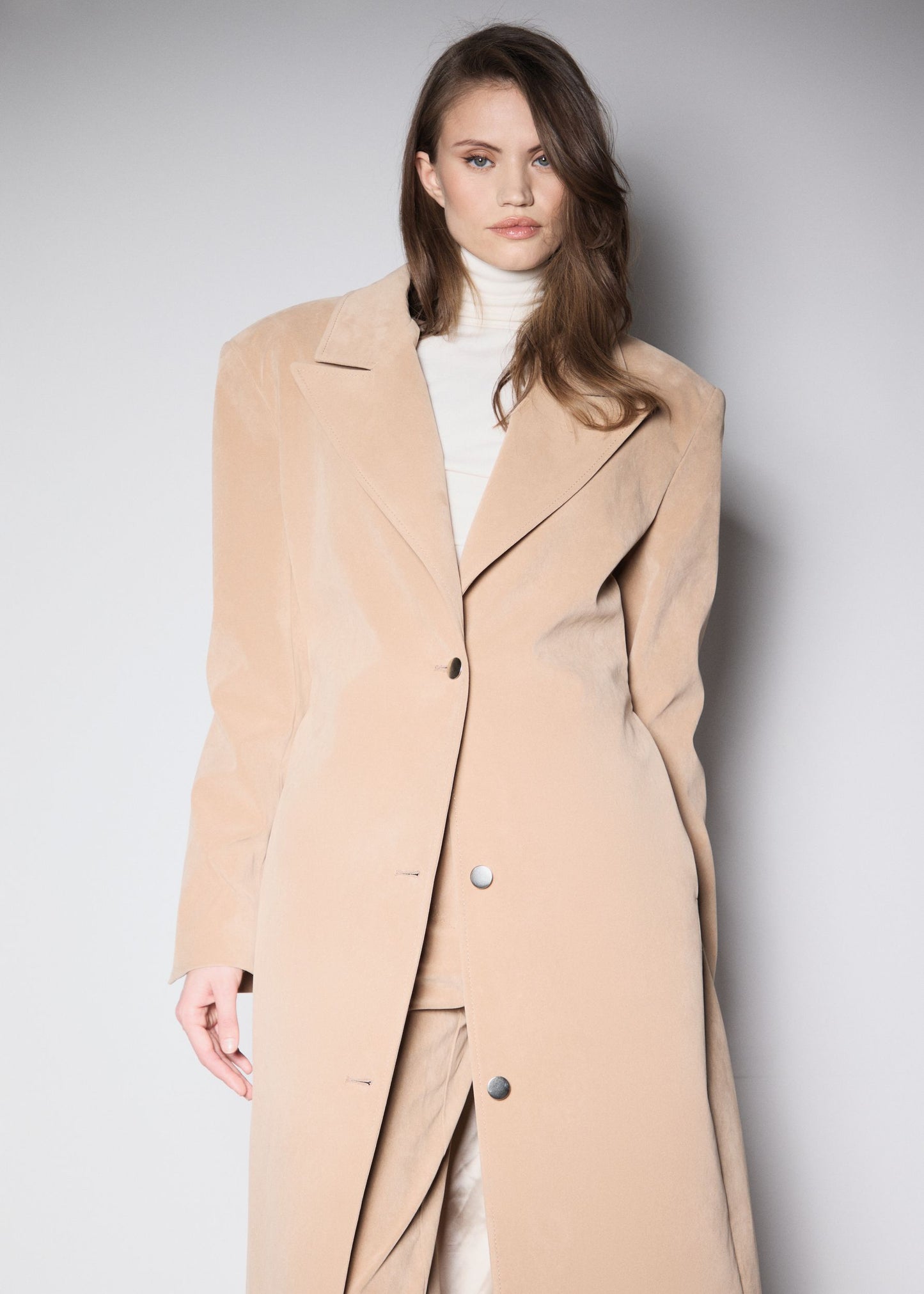 KENNEDY TRENCH. BEIGE VEGAN SUIDE