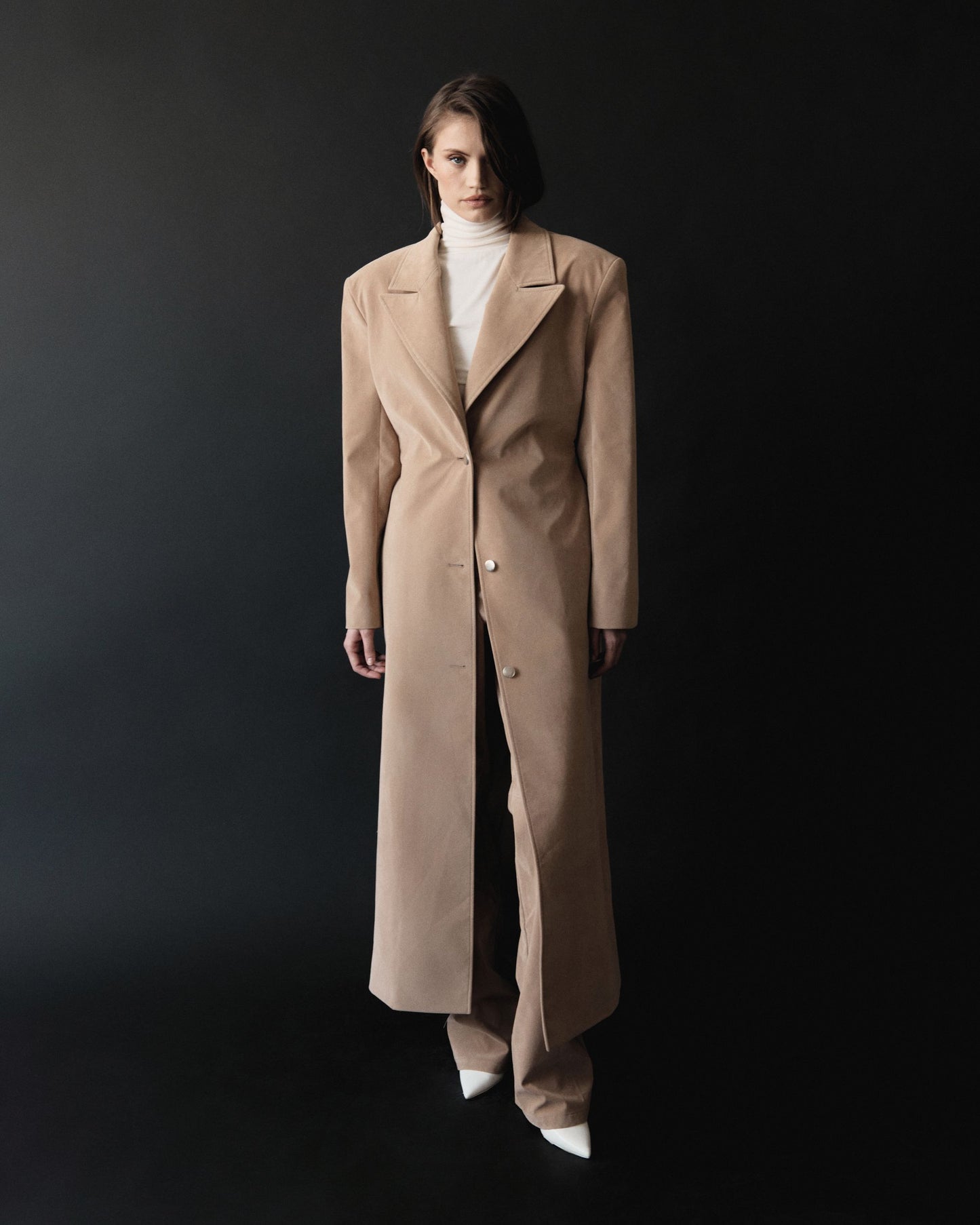 KENNEDY TRENCH. BEIGE VEGAN SUIDE
