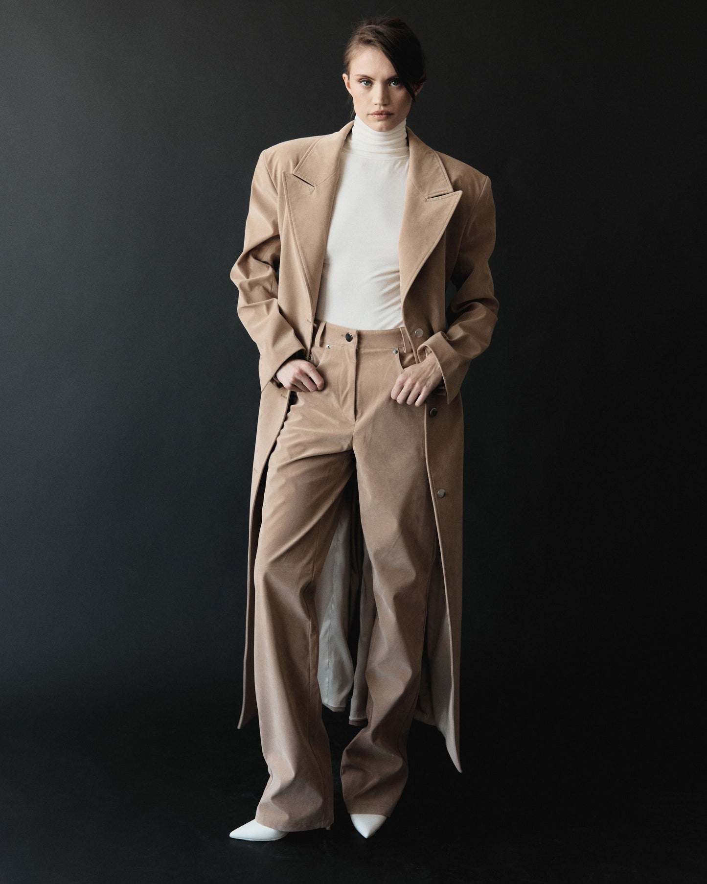 KENNEDY TRENCH. BEIGE VEGAN SUIDE