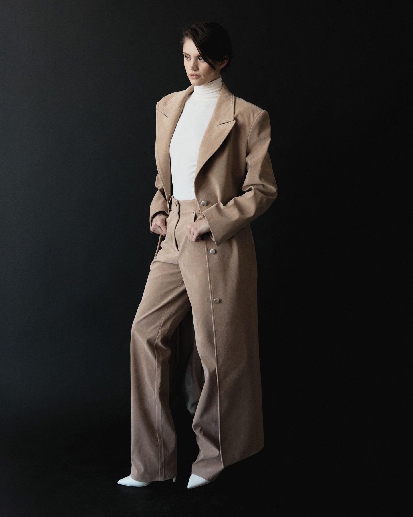 KENNEDY TRENCH. BEIGE VEGAN SUIDE