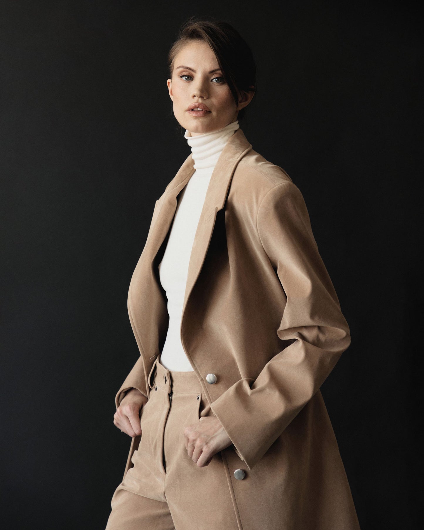 KENNEDY TRENCH. BEIGE VEGAN SUIDE