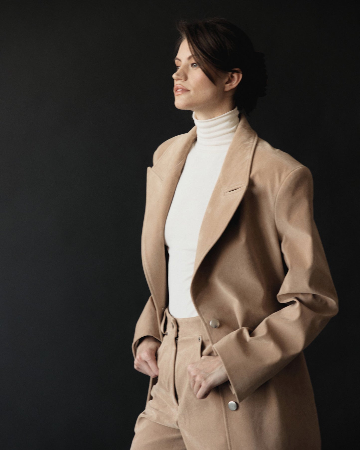 KENNEDY TRENCH. BEIGE VEGAN SUIDE