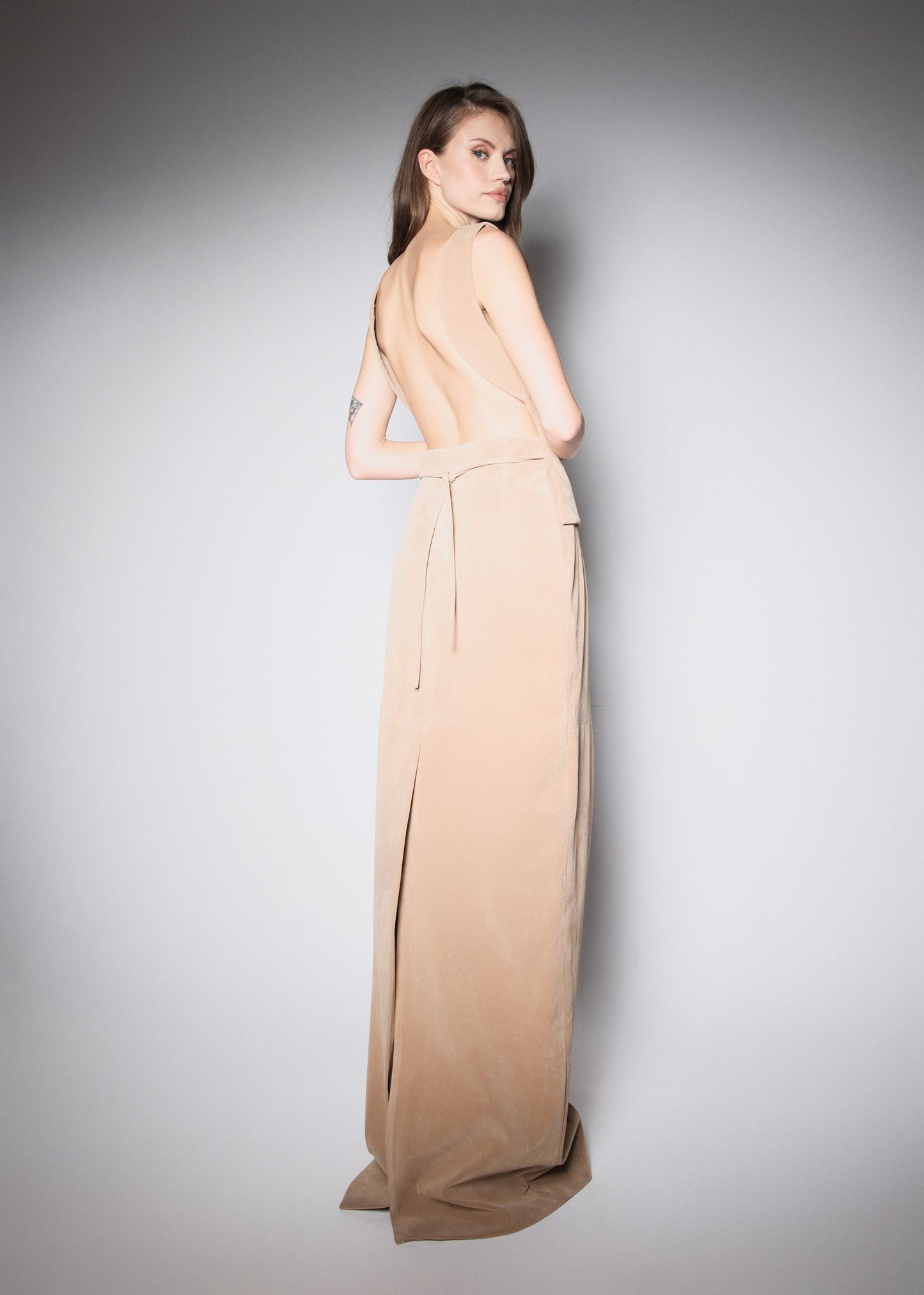 OPEN BACK TOP. BEIGE VEGAN SUIDE