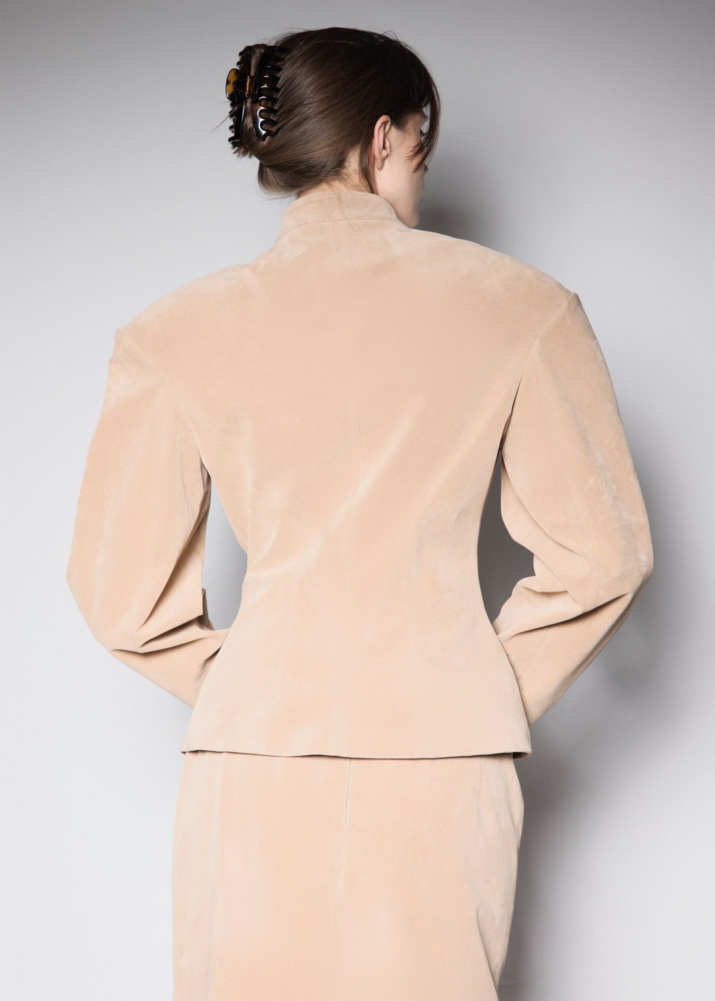 NY FITTED JACKET. BEIGE VEGAN SUIDE