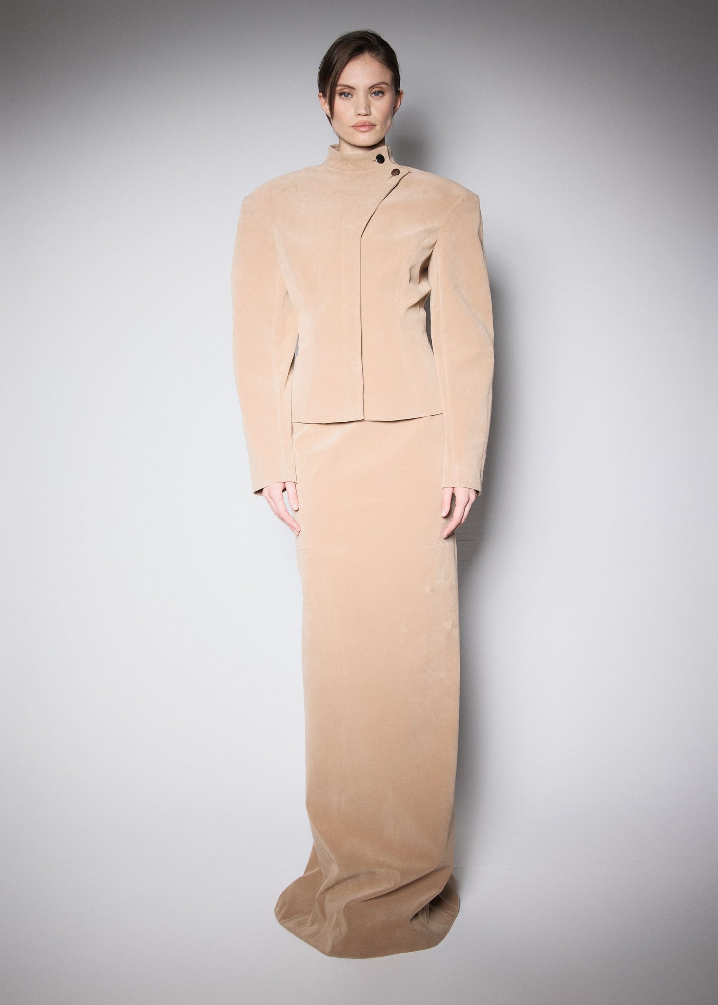 NY FITTED JACKET. BEIGE VEGAN SUIDE