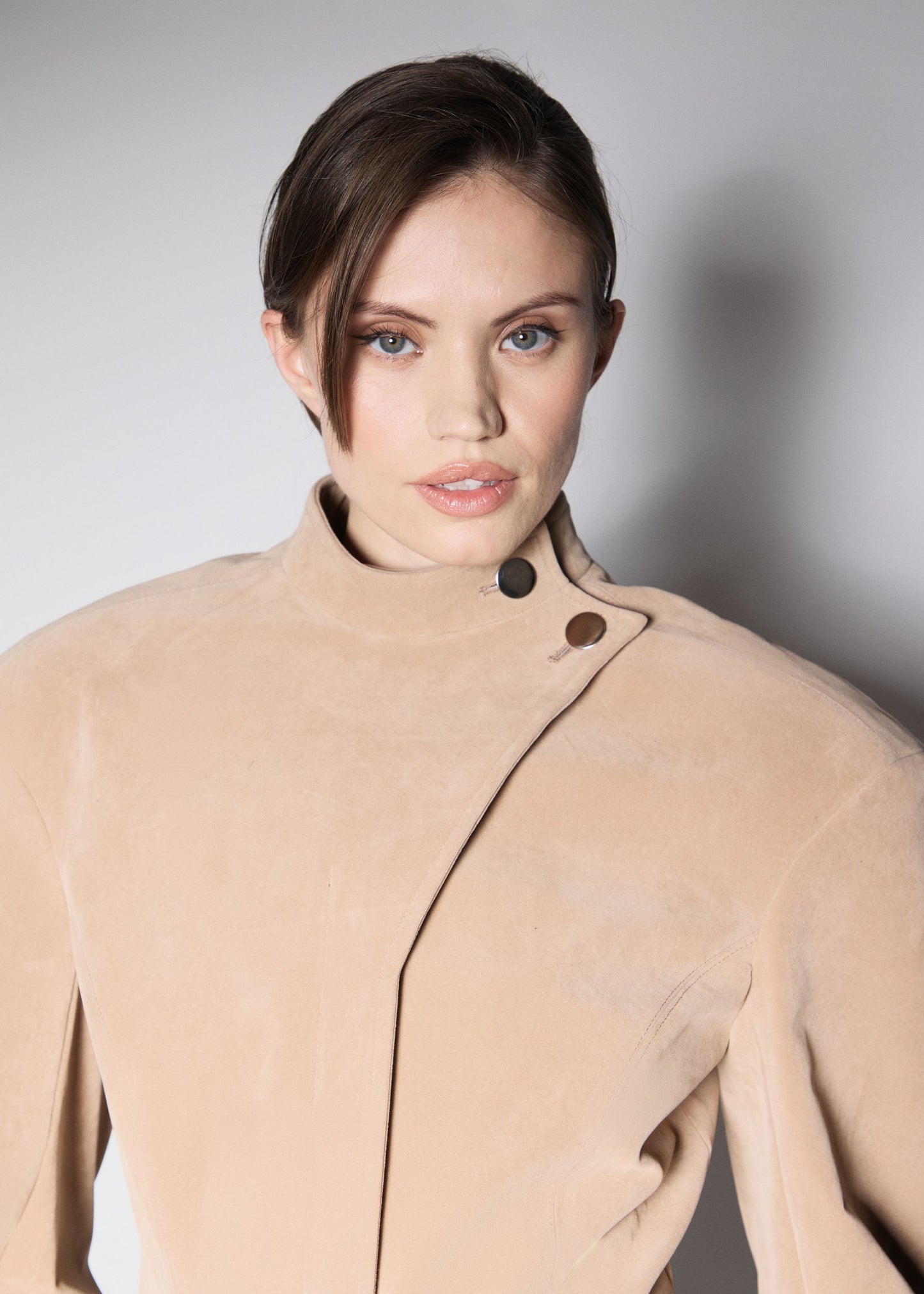 NY FITTED JACKET. BEIGE VEGAN SUIDE