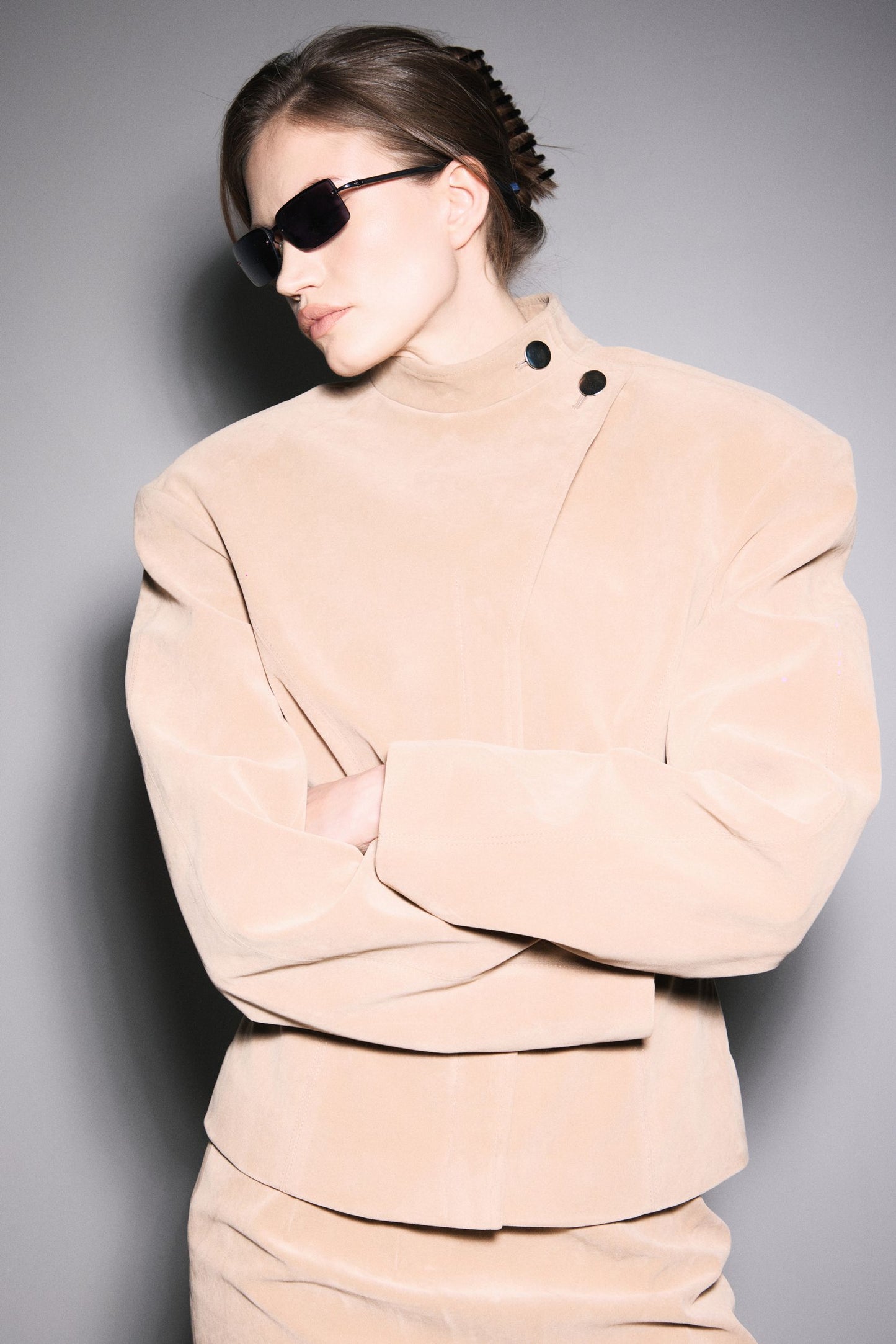 NY FITTED JACKET. BEIGE VEGAN SUIDE