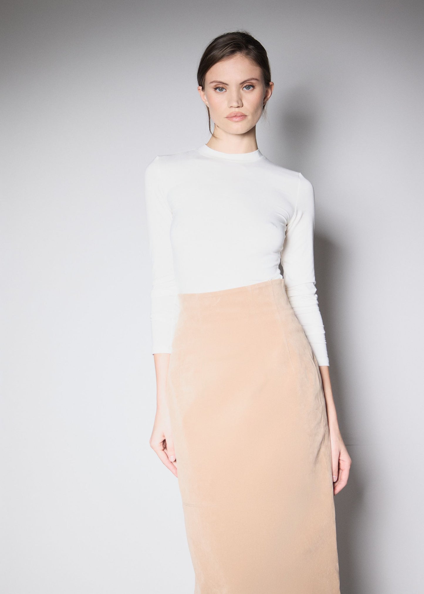 90’S MIDI SKIRT. BEIGE VEGAN SUIDE